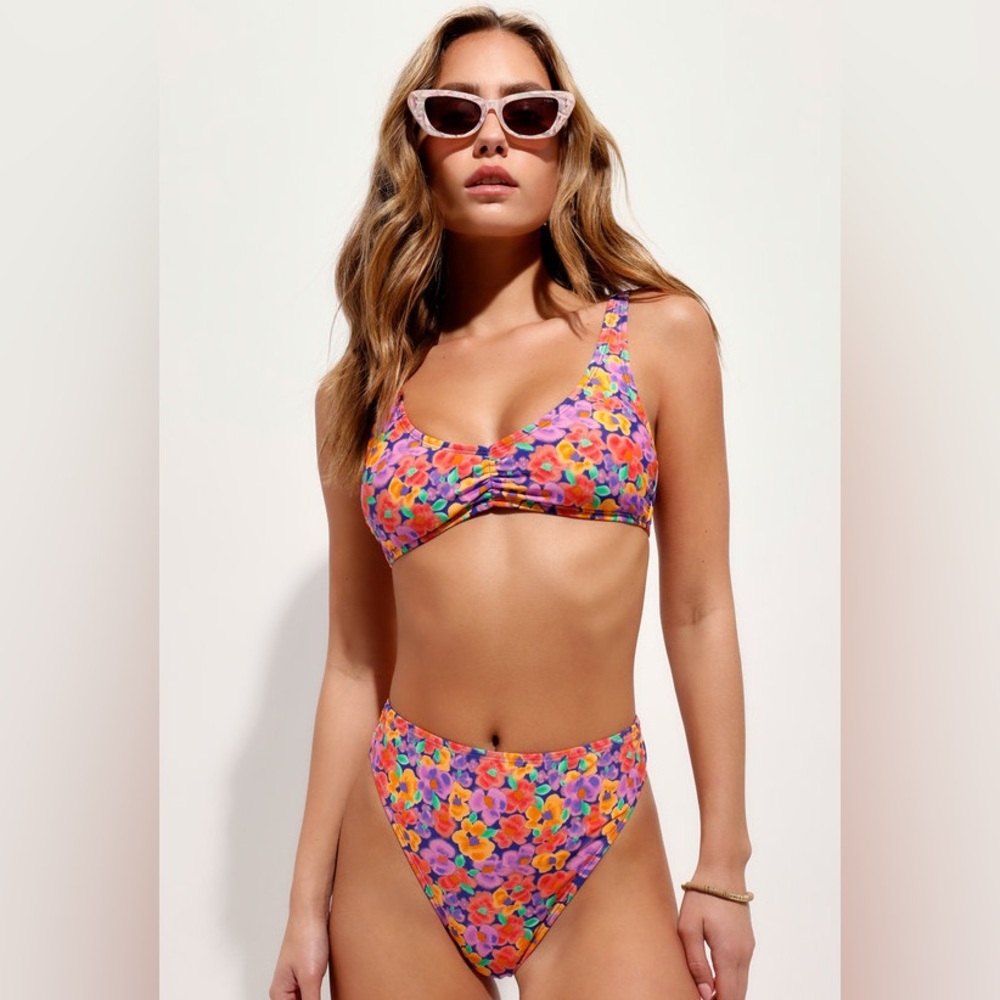 ISO*****

Lulu’s Shore-ly Yours Floral Bikini Set